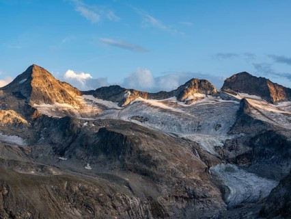 Glaciated summit of the Großer Geiger, on the right Kleiner Maurerkeeskopf, Venice Group, Hohe