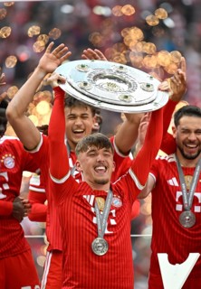 Lennart Karl Bayern Munich FCB (42) Raphael Guerreiro FC Bayern Munich FCB (22) Meisterschale,