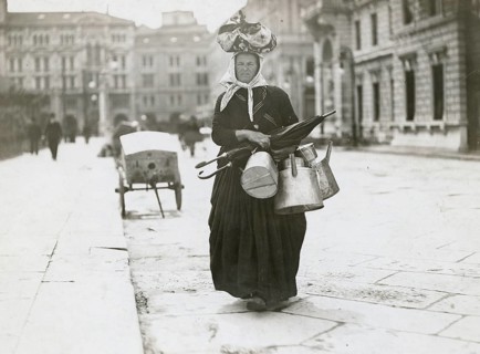 Munich, woman's work, outpatient business, selling umbrellas, watering cans, poverty, a woman