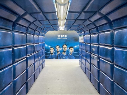 Buenos Aires subway pedestrian tunnel simulates a player tunnel with Argentinean national players