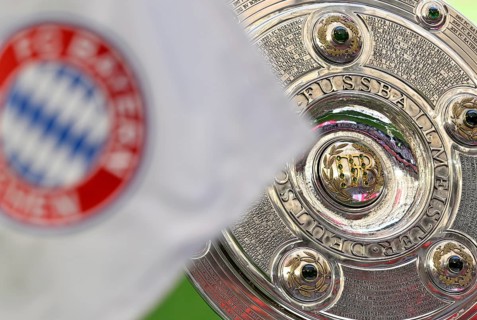 Corner flag, FC Bayern Munich logo, in front of championship cup, trophy, soccer Bundesliga,