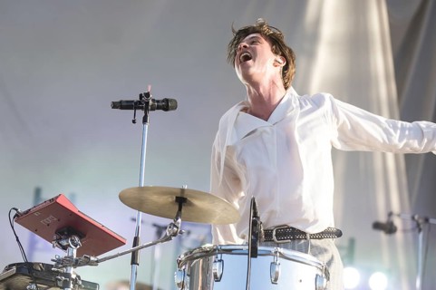 Frederik Rabe, singer and percussion of the band at the Highfield Festival on Friday, Störmthaler