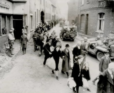 Urbach, Remstal, Baden-Würtemberg, residents leaving city, order US Army, flight, evacuation, World