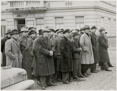 Krefeld, end of war, interrogation of men by US Army, World War II, National Socialism, fascism,
