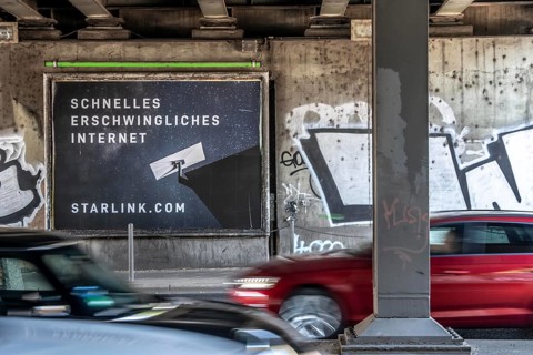 Advertising for fast Internet via Starlink, Internet access via a satellite network, from the US