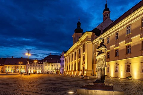Lazar monument on the Pia?a Mare Great Square and the Catholic parish church of the Holy Trinity at