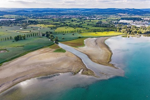The Radolfzeller Aach flows into Lake Constance. The river carries little water. The water level in