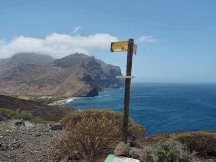 Guide along the coastline with views of the sea and mountains, La Aldea de San Nicolas, Gran