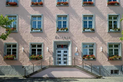 Façade of the town hall, east wing, flower boxes with geraniums in front of the windows, symmetry,