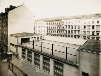Berlin, Friedrichshain elementary school, Rüdersdorfer Str. 24, Neues Bauen, view of backyard with