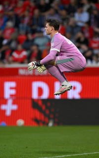Goalkeeper Jonas Urbig, FC Bayern Munich (FCB) (40), warming up, training, Bundesliga, football,