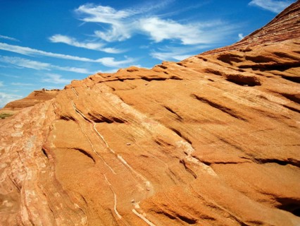 Reddish brown, layered sandstone formation, erosion, typical desert landscape, wavy patterns,