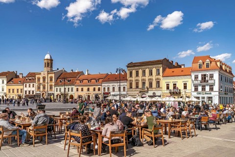 Restaurants on Pia?a Sfatului, Council Square in the center of Brasov or Kronstadt, Transylvania,