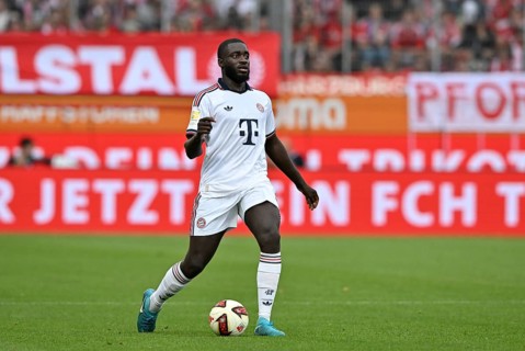 Dayot Upamecano FC Bayern Munich FCB (02) Action on the ball Bundesliga, football, Voith-Arena,