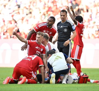 Jamal Musiala, FC Bayern Munich (FCB) (10), collapses to the ground, exhausted, exhaustion,
