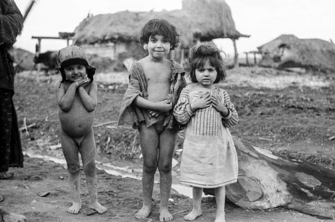 Historische Luftaufnahme, Gesichter des zweiten Weltkrieges, Bauernfamilie in Krainitzki, Bulgarien