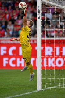 Goalkeeper Thomas Dähne, 1. FC Heidenheim 1846 FCH (33) – Bundesliga action, football, Voith-Arena,