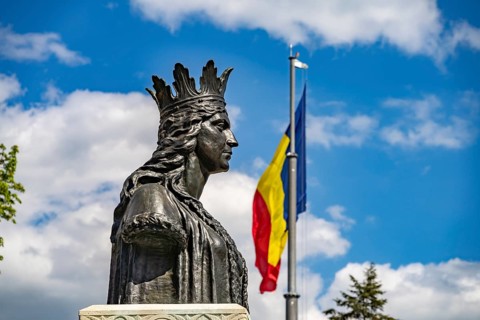 Bust of Doamna Stanca, woman of Mihai Viteazul or Michael the Brave in front of the flag of