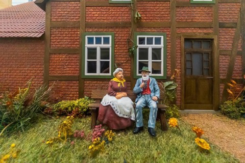 Miniature depiction of an old farming couple in front of an East-Westphalian farm