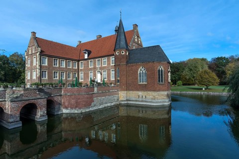 Moated castle Haus Hülshoff with moat, birthplace of poet Annette von Droste-Hülshoff, Havixbeck