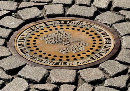 Bremer Loch, a manhole cover from which the animal sounds of the Bremen Town Musicians come after a