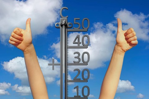 Summer at last, thermometer shows 25 degrees, two hands reach up to the sky and point thumbs up,