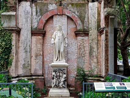 An inscribed plinth carries a marble statue of Sir Robert Clayton, benefactor and President of St