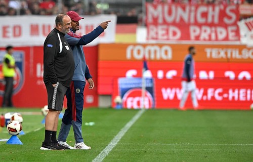 Coach Coach Vincent Kompany FC Bayern Munich FCB on the sidelines Discussion with coach Coach Frank