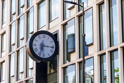 The real-time clock at Paddington containing an image of a man painting and erasing the hands of