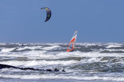 Waves, North Sea, kite surfers, windsurfers, Wangerooge, East Frisia, Lower Saxony, Germany