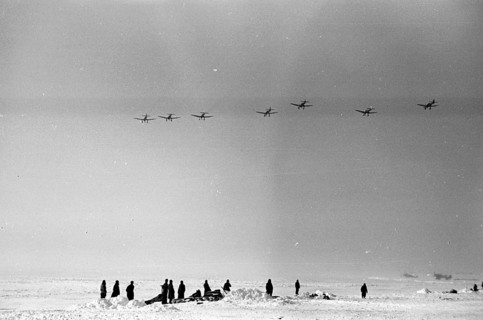 Historische Luftaufnahme Deutsche Luftwaffe mit JU 87 Stuka Bombern in der Winterschlacht 1943 bei