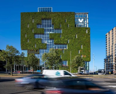 Green north façade of Stadskontoor Venlo, city administration building, from 2016, approx. 2200