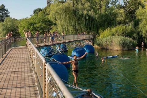 People on and in the lake, Flückiger See, lake park, bathing in the city, heat, heat wave, climate