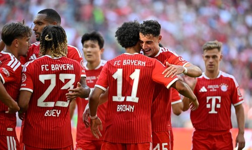 Goal celebration: Nathaniel Brown, FC Bayern Munich, FCB (11), Aleksandar Pavlovic, FC Bayern