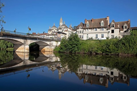 Pont de Barris bridge over the Isle River, Saint-Front Cathedral in the back, Périgueux, Dordogne