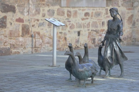 Gänseliesel sculpture by Markus Lüpertz 2000, modern art, bronze sculpture, sculpture group,