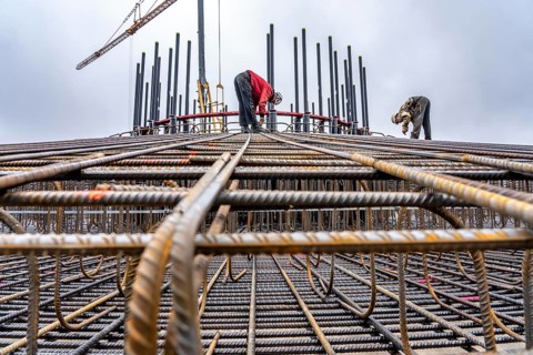 Assembly of reinforcing steel for the reinforced concrete foundation of a wind turbine, a mesh of