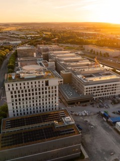 Modern buildings and construction sites at sunset that dive into a warm urban atmosphere, Neubau