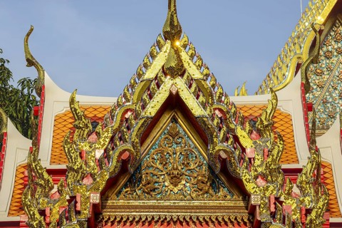 Golden mosaic ornaments rise like flames to heaven carried by Chofa and Bai Raka on the ornate