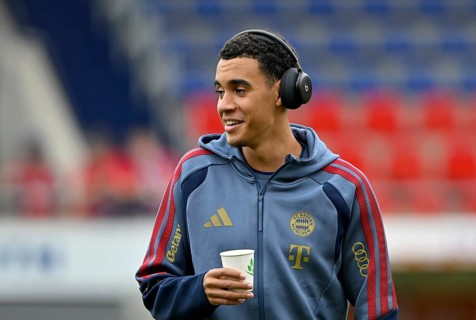 Jamal Musiala, FC Bayern Munich (FCB) (10) portrait, headphones, smiling, coffee, Bundesliga,