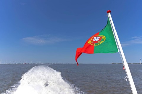 Portuguese flag, stern wave, Borkum-catamaran, Außenems, Emden, East Frisia, Lower Saxony, Germany