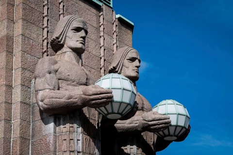 Steinmänner oder Kivimiehet, Männer mit Globus, by Emil Wikström, entrance to Helsinki Central