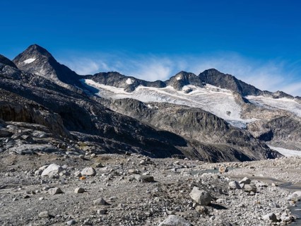 Glaciated mountains, in front moraine debris, left Großer Geiger, right Kleiner Maurerkeeskopf,