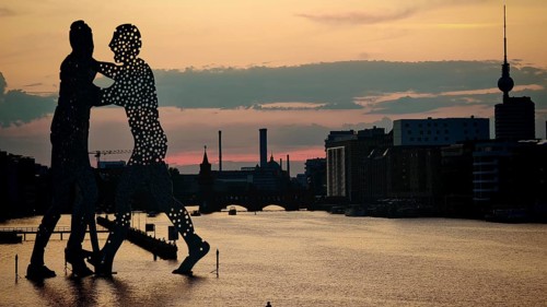 Molecule man, molecule men, sculpture, figures in the water of the Spree against an impressive