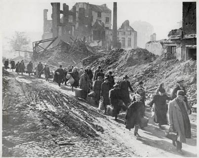 Achen, escape from the city, house-fighting, ruins, destroyed city, World War II, people moving
