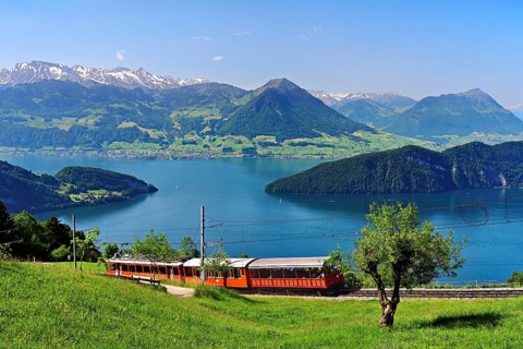 Railcar 5 from 1965, Vitznau Rigi Bahn, behind Lake Lucerne with Buochserhorn, Bürgenstock,