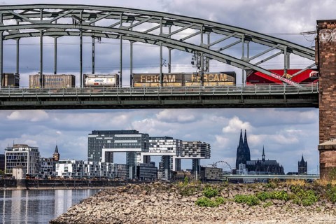 Low water in the Rhine near Cologne, view from the right bank of the Rhine across the Boller