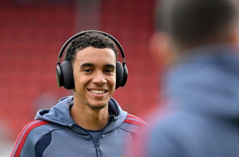 Jamal Musiala, FC Bayern Munich (FCB) (10) portrait: Wearing headphones and smiling. Bundesliga,