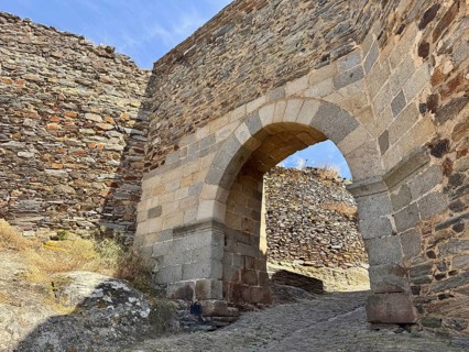 Sturdy stone arch as access between stone walls, medieval flair, Monsaraz, Évora, Portugal