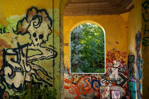 Fenster zur Isar, graffiti, vandalism, Muffathalle, Muffatwerk, Englischer Garten, Munich, Bavaria,